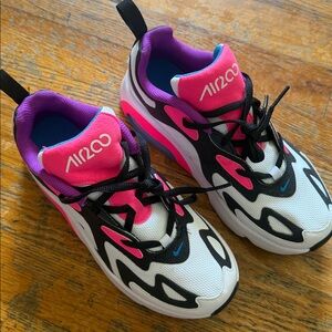 Nike Air Max 200 sneakers in a white, black, hyper pink, and purple size 3Y